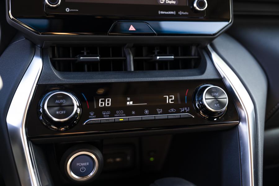 Детали интерьера Toyota Venza Hybrid LE 2020 года  (фото 21 из 40)